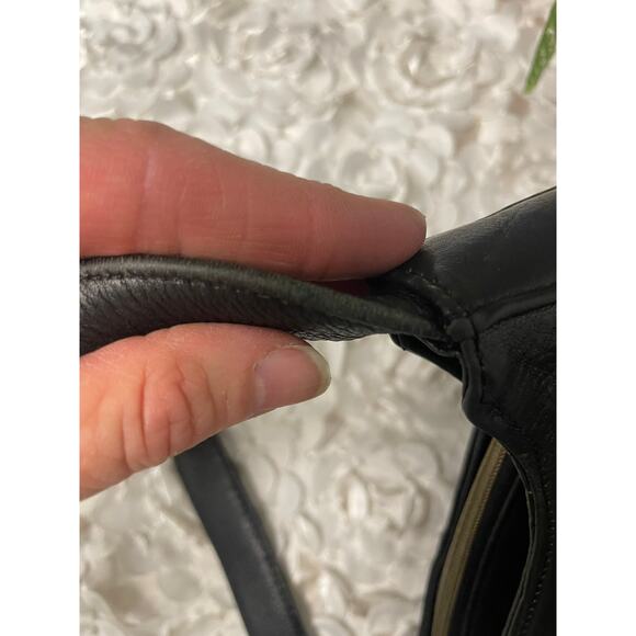 Fossil Black Leather Shoulder Bag with Key - Picture 13 of 16